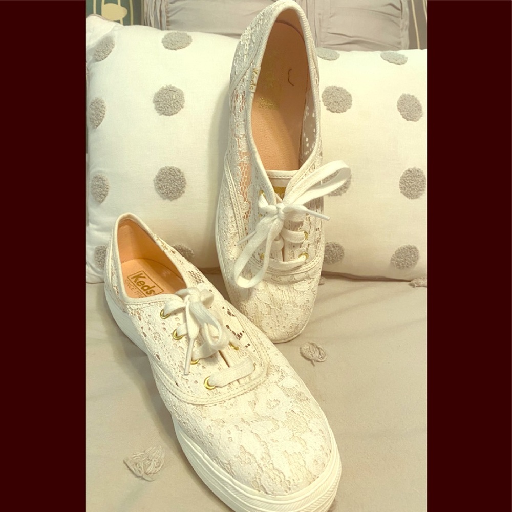 🌸Adorable white lace detail Keds🌸